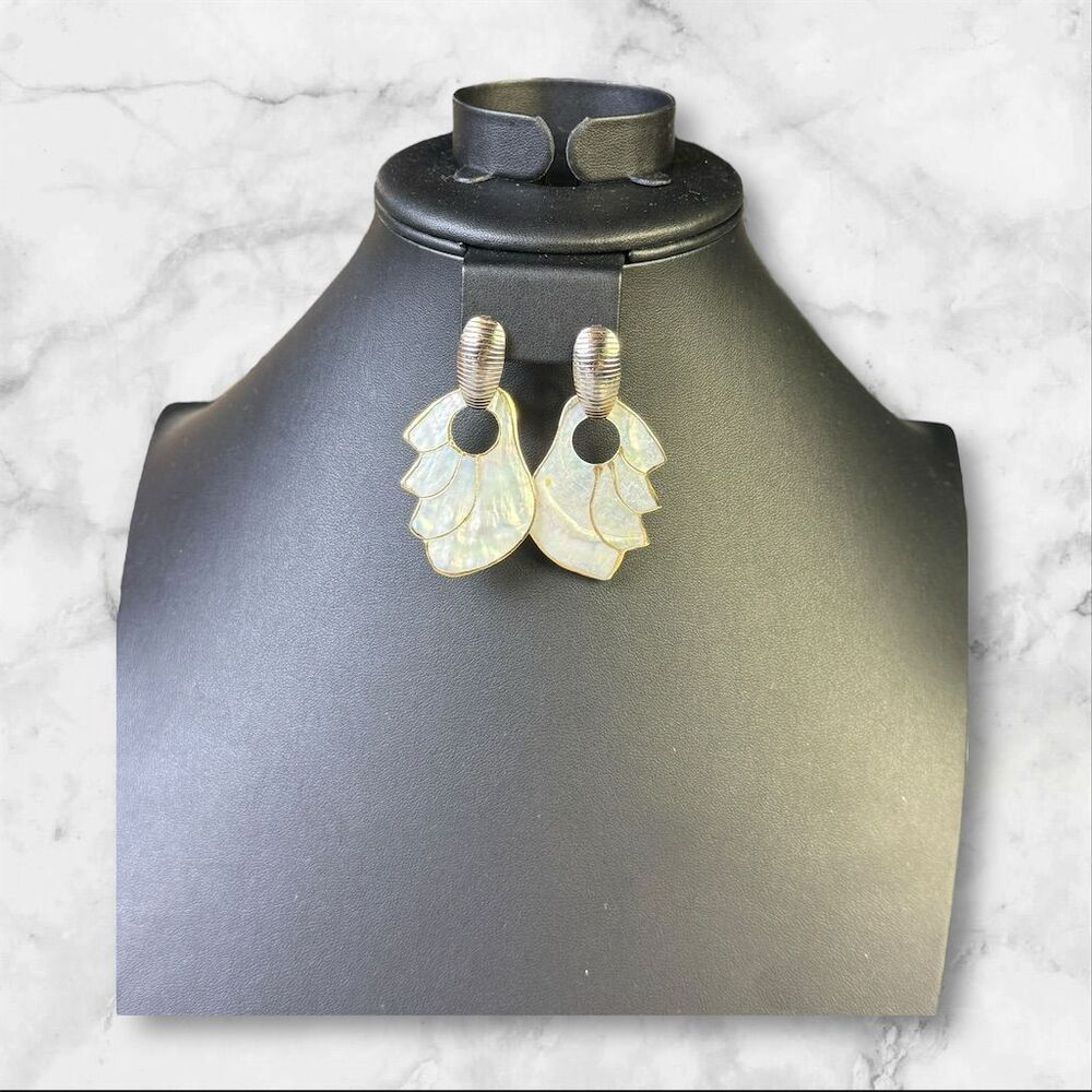 246. Vintage Mother of Pearl Shell Earrings Gold Tone Trim‎ Studs